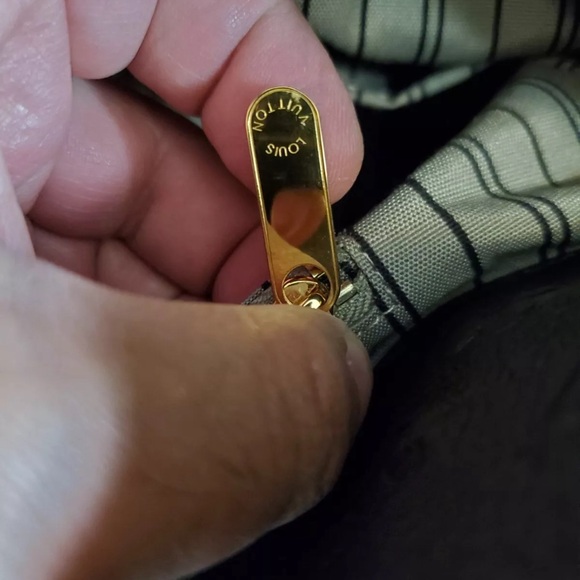 Louis Vuitton Black Monogram
Empreinte Leather Artsy MM Hobo - Picture 15 of 16